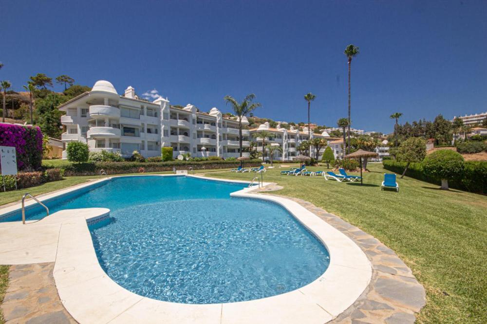 Wonderful 2 Bed Apartment With Stunning Sea Views Sitio de Calahonda Bagian luar foto