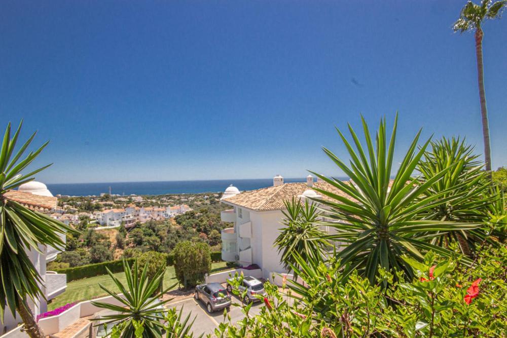 Wonderful 2 Bed Apartment With Stunning Sea Views Sitio de Calahonda Bagian luar foto